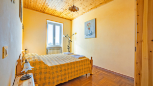 ferienhaus castello rudolfo bolsena see schlafzimmer mit doppelbett