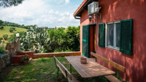 ferienwohnung il pino urlaub auf dem weingut toskana aussenbereich mit sitzmoebeln