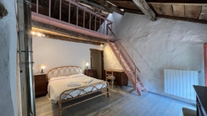 luna di quarazzana ferienhaus schlafzimmer mit doppelbett