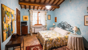 villa il roseto umbrien schlafzimmer