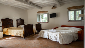 villa san gimignano toskana grosses schlafzimmer