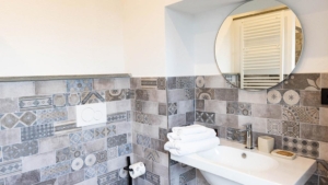 villa carrara gefliesstes badezimmer