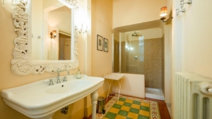 villa castellaccia traumanwesen mit pool toskana badezimmer mit grosser dusche