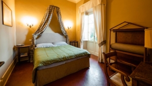 villa castellaccia traumanwesen mit pool toskana doppelbett schlafzimmer