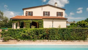 villa lupinaio alleinlage mit pool direkt an der unterkunft