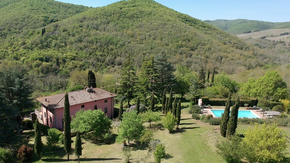 villa rosa in atemberaubender landschaft